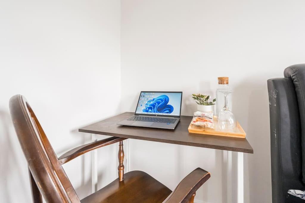 En-Suit Room With Free Dedicated Parking Manchester Ngoại thất bức ảnh