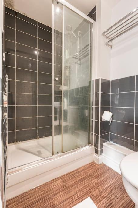 En-Suit Room With Free Dedicated Parking Manchester Ngoại thất bức ảnh