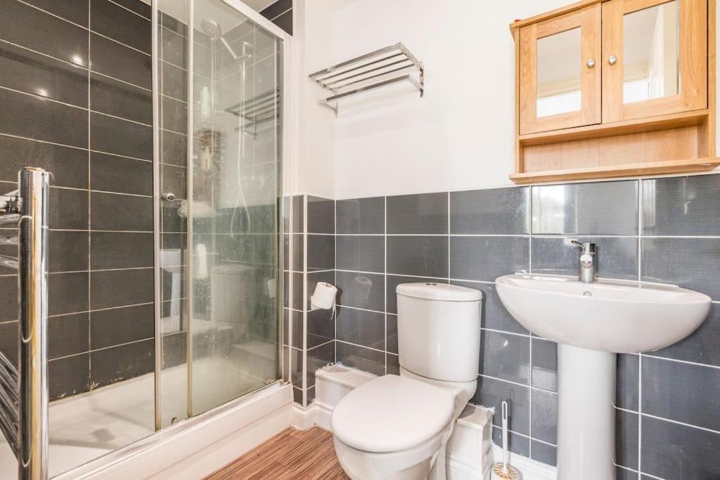 En-Suit Room With Free Dedicated Parking Manchester Ngoại thất bức ảnh